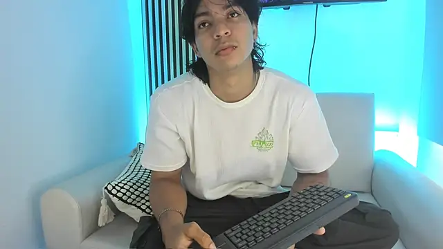 Snapshot of toji_luxxer chatting on September 26, 1:15 pm toji luxxer online show from September 26, 1:15 pm