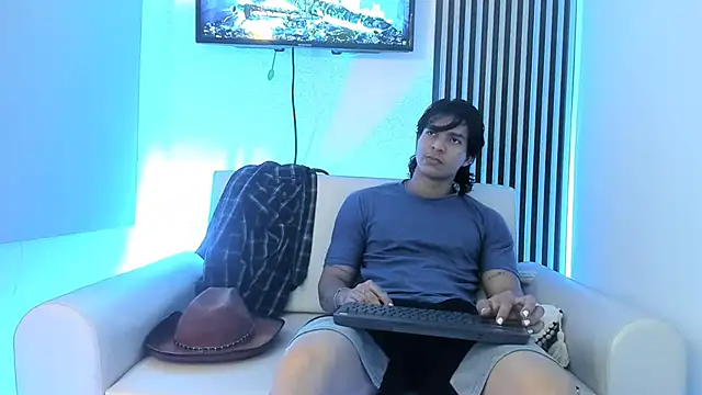 Snapshot of toji_luxxer chatting on October 11, 1:49 am toji luxxer online show from October 11, 1:49 am