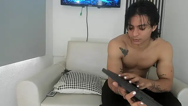 Snapshot of toji_luxxer chatting on October 17, 1:35 pm toji luxxer online show from October 17, 1:35 pm