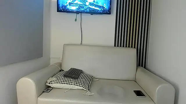 Snapshot of toji_luxxer chatting on October 18, 2:03 am toji luxxer online show from October 18, 2:03 am