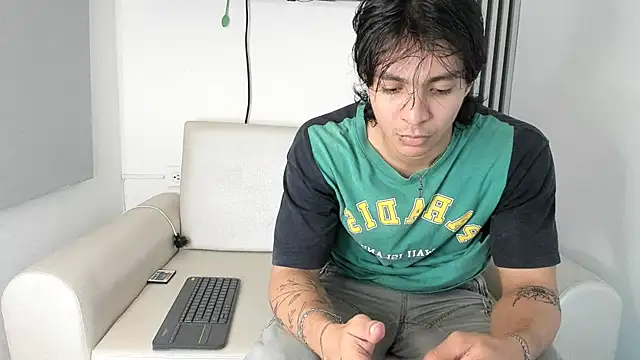 Snapshot of toji_luxxer chatting on October 21, 2:23 am toji luxxer online show from October 21, 2:23 am