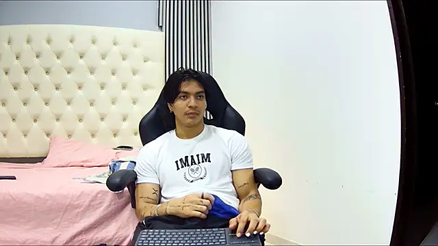 Snapshot of toji_luxxer chatting on October 22, 3:07 am toji luxxer online show from October 22, 3:07 am