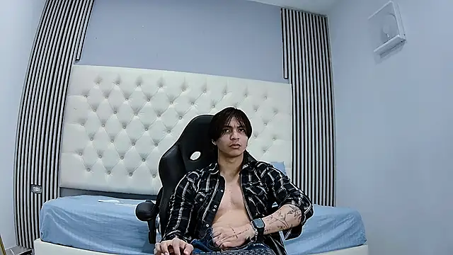 Snapshot of toji_luxxer chatting on November 4, 9:25 pm toji luxxer online show from November 4, 9:25 pm