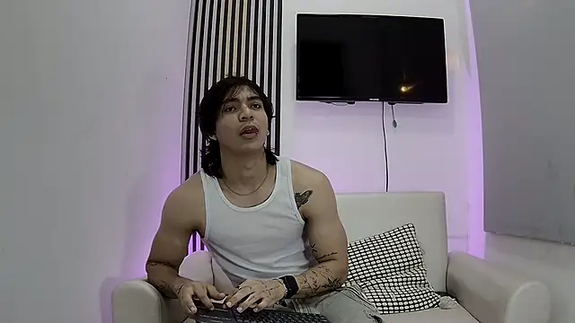 Snapshot of toji_luxxer chatting on November 6, 9:37 pm toji luxxer online show from November 6, 9:37 pm