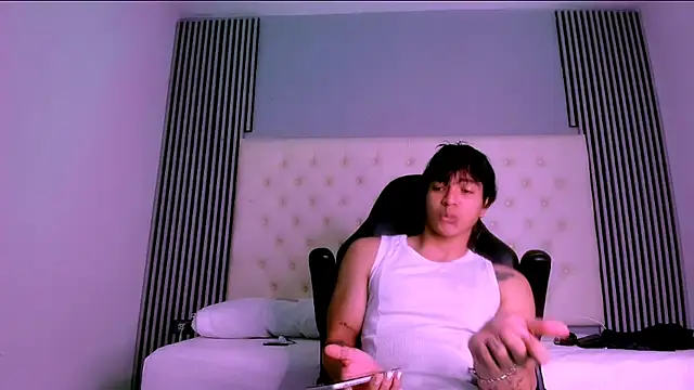 Snapshot of toji_luxxer chatting on November 13, 2:54 am toji luxxer online show from November 13, 2:54 am