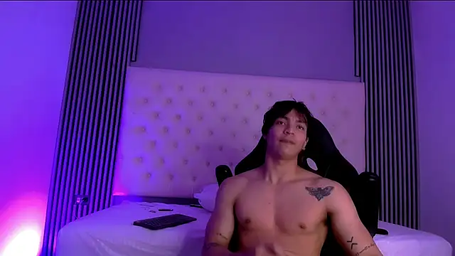 Snapshot of toji_luxxer chatting on November 14, 8:46 am toji luxxer online show from November 14, 8:46 am