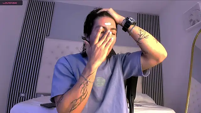 Snapshot of toji_luxxer chatting on November 17, 8:14 pm toji luxxer online show from November 17, 8:14 pm