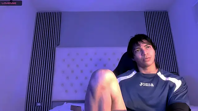 Snapshot of toji_luxxer chatting on November 19, 8:31 pm toji luxxer online show from November 19, 8:31 pm