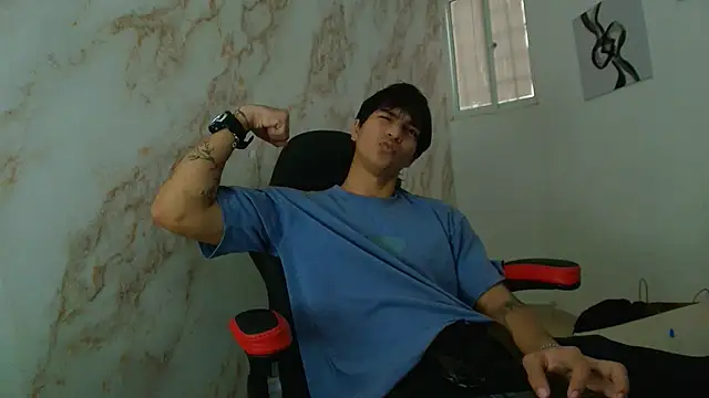 Snapshot of toji_luxxer chatting on December 13, 8:04 pm toji luxxer online show from December 13, 8:04 pm