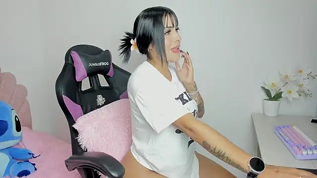 Snapshot of evelynrojas chatting on November 25, 12:32 am evelynrojas online show from November 25, 12:32 am