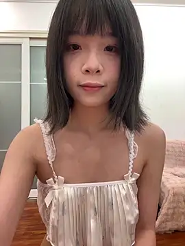 Snapshot of qiqi_x chatting on April 6, 2:40 pm qiqi x online show from April 6, 2:40 pm