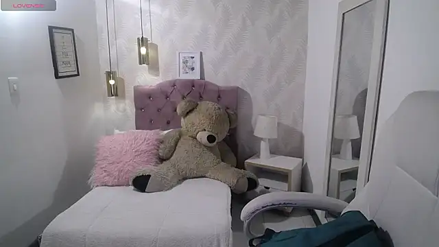 alllyson  online show from February 10, 7:40 pm