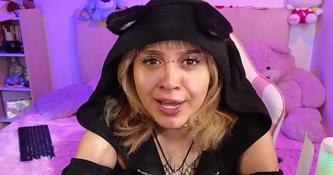 Snapshot of NekoWaifu chatting on March 1, 1:24 pm NekoWaifu online show from March 1, 1:24 pm