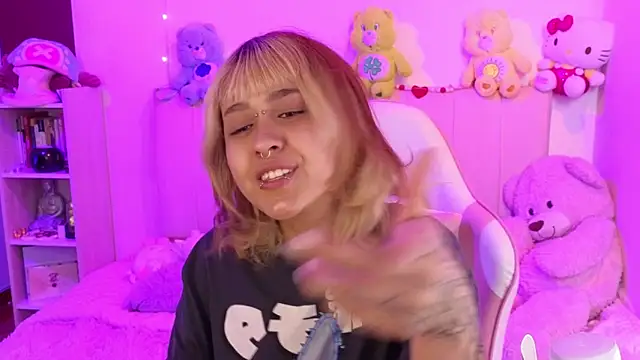 Snapshot of NekoWaifu chatting on March 6, 2:13 pm NekoWaifu online show from March 6, 2:13 pm