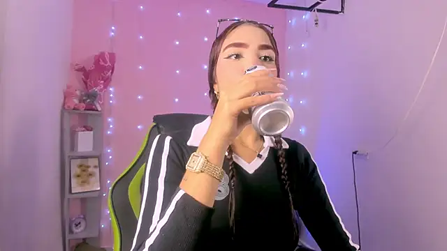 Snapshot of ashlysmith_01 chatting on October 17, 1:20 am ashlysmith 01 online show from October 17, 1:20 am