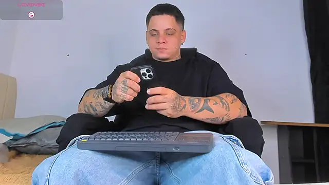 denis munera online show from October 8, 9:40 am