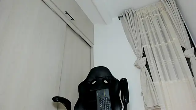 Snapshot of Biscuit_oliva chatting on June 11, 12:32 am Biscuit oliva online show from June 11, 12:32 am
