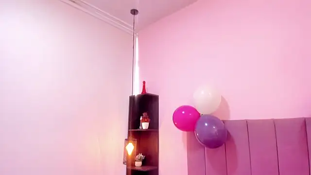 Snapshot of HoollyHendrix chatting on November 8, 7:56 pm HoollyHendrix online show from November 8, 7:56 pm