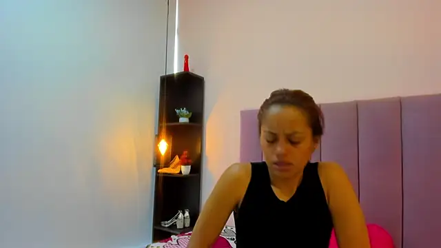 Snapshot of HoollyHendrix chatting on November 28, 8:33 pm HoollyHendrix online show from November 28, 8:33 pm