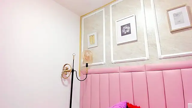 Snapshot of HoollyHendrix chatting on December 2, 8:37 pm HoollyHendrix online show from December 2, 8:37 pm