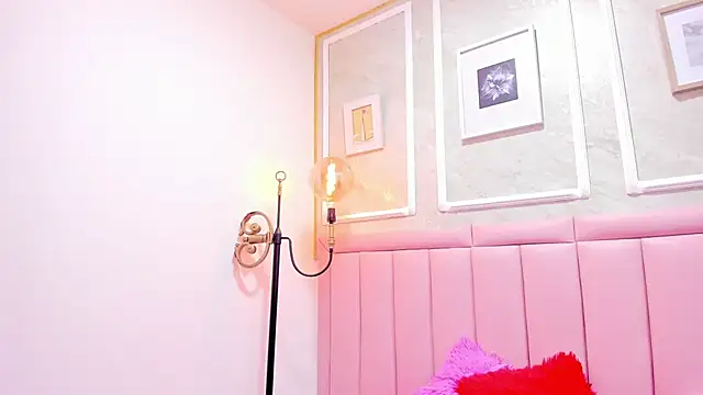 Snapshot of HoollyHendrix chatting on December 4, 8:28 pm HoollyHendrix online show from December 4, 8:28 pm