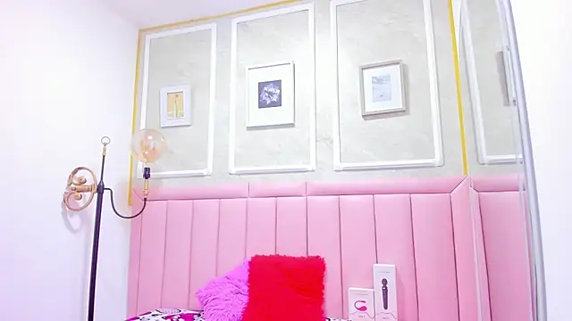 Snapshot of HoollyHendrix chatting on December 5, 8:38 pm HoollyHendrix online show from December 5, 8:38 pm