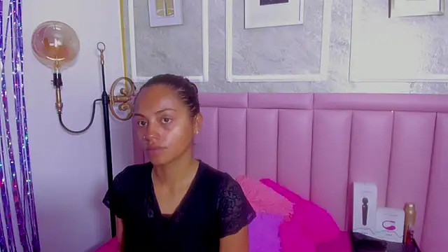 HoollyHendrix online show from March 11, 8:37 pm