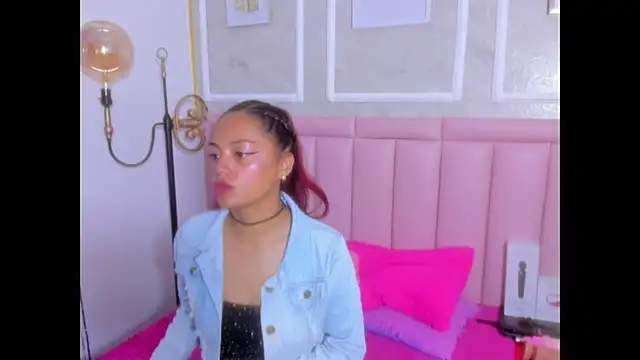 HoollyHendrix online show from March 17, 10:02 pm