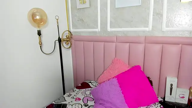 HoollyHendrix online show from March 26, 8:25 pm