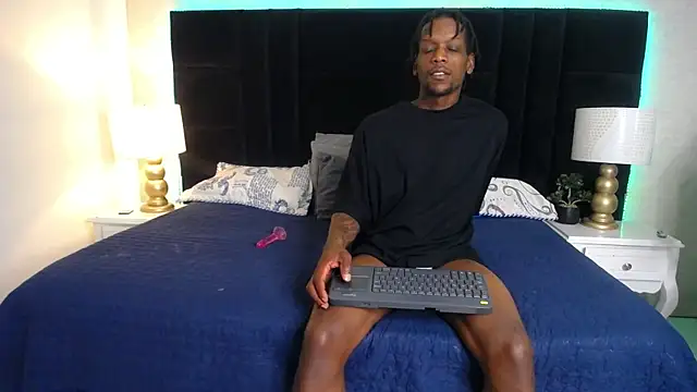 Snapshot of SkylerBigxxx chatting on June 5, 4:08 am SkylerBigxxx online show from June 5, 4:08 am