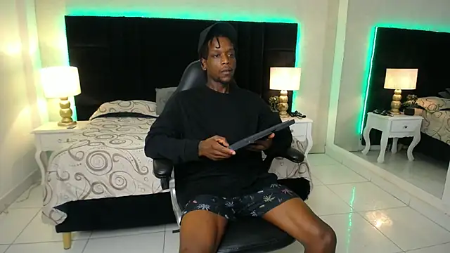 Snapshot of SkylerBigxxx chatting on June 13, 4:21 am SkylerBigxxx online show from June 13, 4:21 am