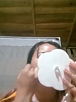 Snapshot of emly-xinh18 chatting on October 25, 12:34 pm emly-xinh18 online show from October 25, 12:34 pm