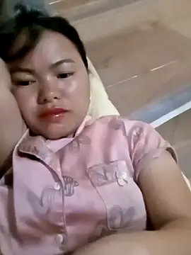 Snapshot of emly-xinh18 chatting on October 31, 2:01 am emly-xinh18 online show from October 31, 2:01 am