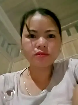 Snapshot of emly-xinh18 chatting on November 12, 9:14 pm emly-xinh18 online show from November 12, 9:14 pm