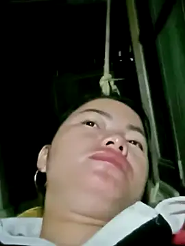 Snapshot of emly-xinh18 chatting on November 13, 9:47 pm emly-xinh18 online show from November 13, 9:47 pm