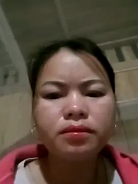 Snapshot of emly-xinh18 chatting on November 20, 7:02 pm emly-xinh18 online show from November 20, 7:02 pm