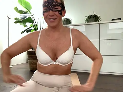 Snapshot of NikitaSky chatting on December 4, 11:19 am NikitaSky online show from December 4, 11:19 am