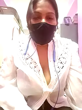 HEENA STRIP online show from September 18, 9:50 pm