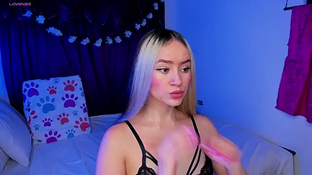 Snapshot of Shairaclark_ chatting on April 9, 2:00 am Shairaclark online show from April 9, 2:00 am