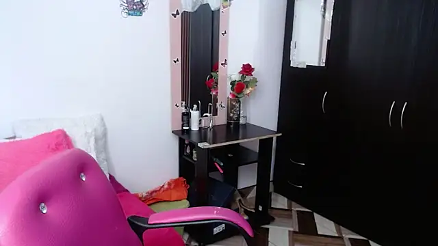 Snapshot of camilavargas_ chatting on October 2, 9:44 pm camilavargas online show from October 2, 9:44 pm