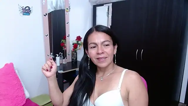 Snapshot of camilavargas_ chatting on October 12, 11:04 pm camilavargas online show from October 12, 11:04 pm