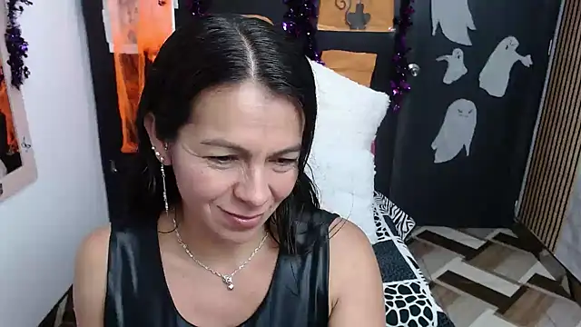 Snapshot of camilavargas_ chatting on October 29, 10:44 pm camilavargas online show from October 29, 10:44 pm
