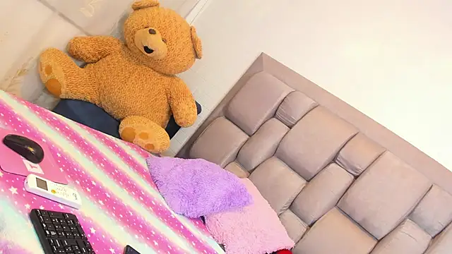 Snapshot of Beauty_Luci chatting on October 9, 8:07 pm Beauty Luci online show from October 9, 8:07 pm