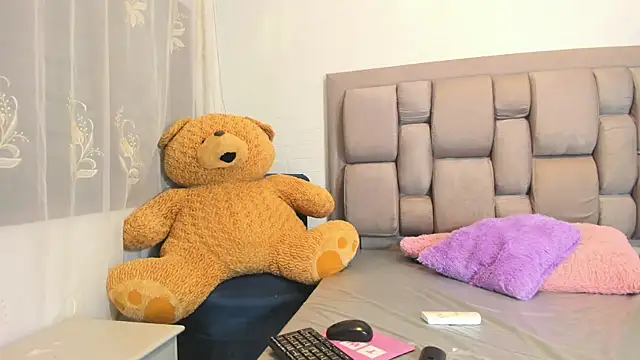 Snapshot of Beauty_Luci chatting on October 18, 9:54 am Beauty Luci online show from October 18, 9:54 am