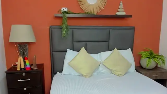 molly lovee  online show from October 2, 12:01 pm