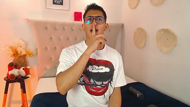 Snapshot of SalvadorFit chatting on October 2, 8:27 pm SalvadorFit online show from October 2, 8:27 pm