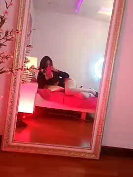 Snapshot of RouseWhitte chatting on November 3, 3:24 pm RouseWhitte online show from November 3, 3:24 pm