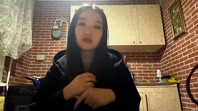 Snapshot of EmmaLeexth chatting on November 16, 1:28 pm EmmaLeexth online show from November 16, 1:28 pm