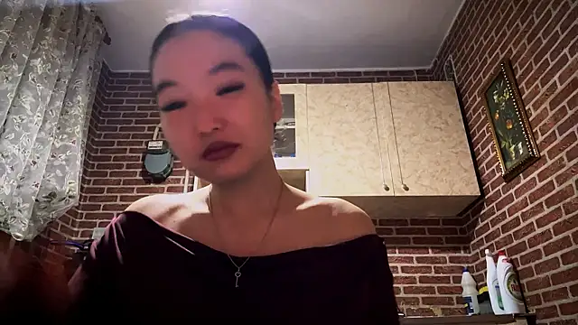 Snapshot of EmmaLeexth chatting on December 15, 1:59 pm EmmaLeexth online show from December 15, 1:59 pm