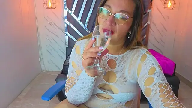 MaylinRosse  online show from June 18, 6:45 pm
